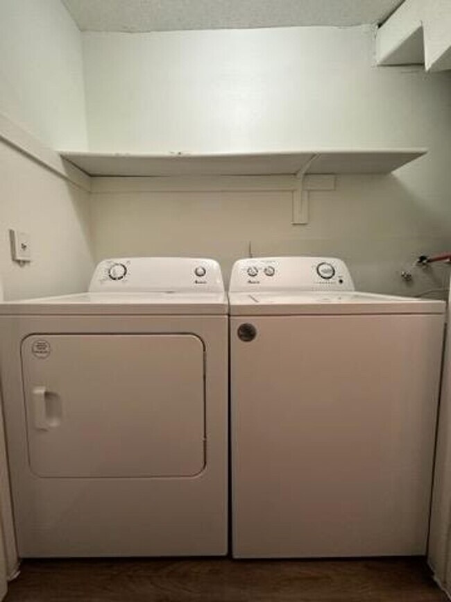 Building Photo - Two Bedroom Apartment