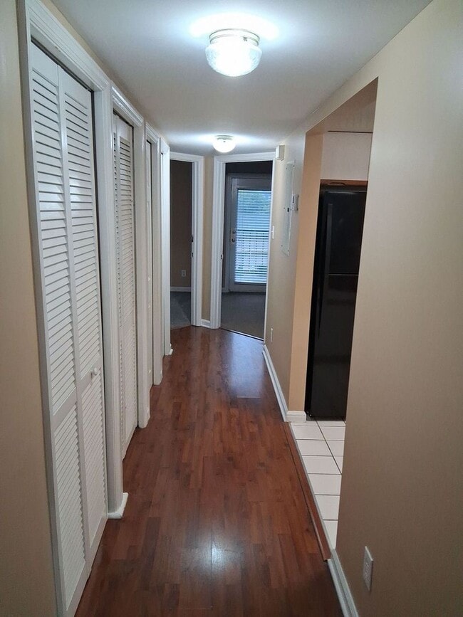 Building Photo - Laurel Villas: 3 BED/ 2 BA Available for Fall 2026!