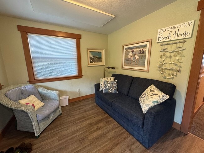 Building Photo - Beach House, Fully Furnished, Short Term January-March (includes all utilities and internet)