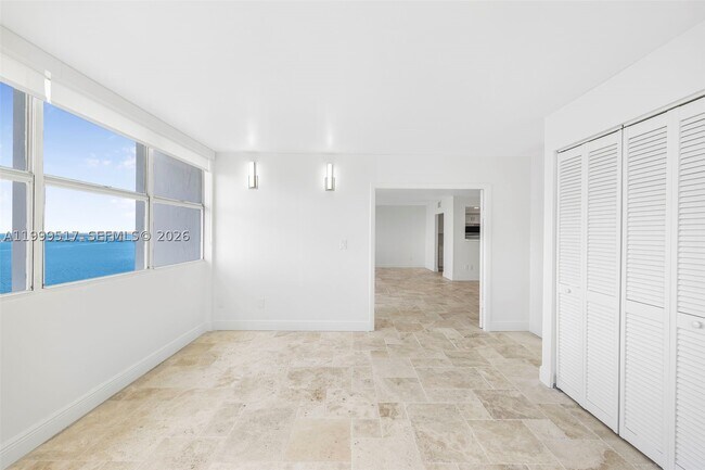 Building Photo - 1420 Brickell Bay Dr