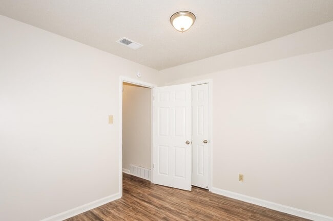 Building Photo - 5530 Oak Branch Cir N