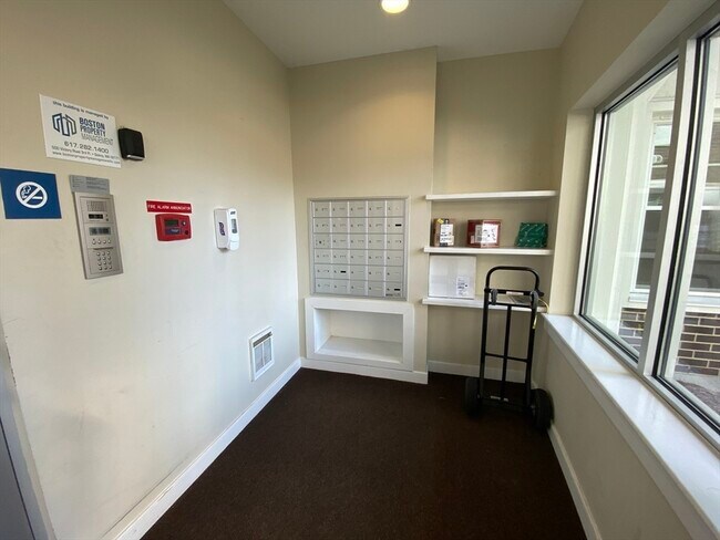 Building Photo - 20 Pond St