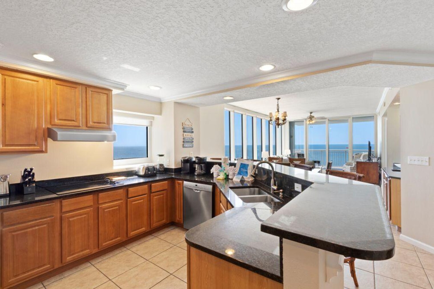 Building Photo - 527 E Beach Blvd