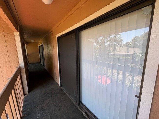 Building Photo - Upstairs Apartment Rent Ready!