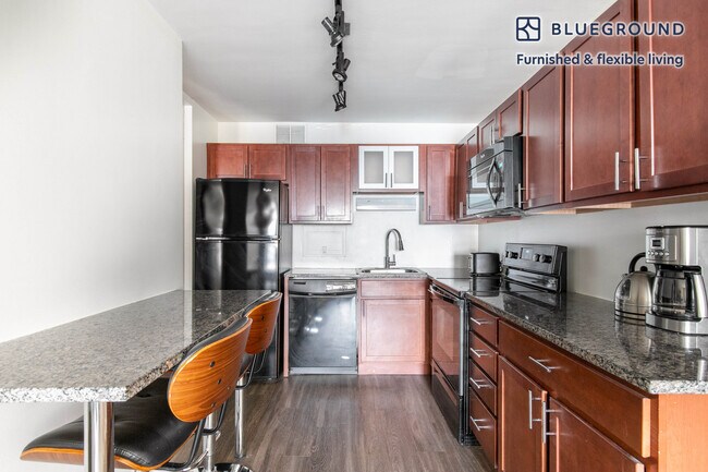 Building Photo - 860 N Dewitt Pl