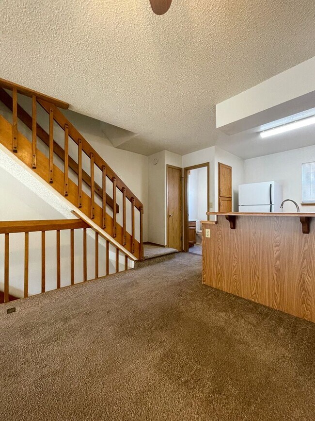 Building Photo - Beautiful 2-Bedroom Townhome in Aurora – A...