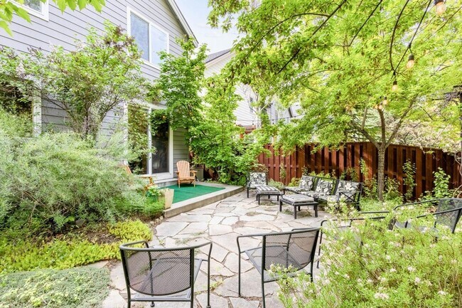 Building Photo - Seasonal Rental - Available August 16, 202...