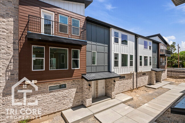 Building Photo - Sandy Luxury Townhomes