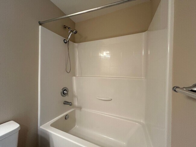 Building Photo - Gorgeous 4 Bed, 2.5 Bath Tuscany Home!