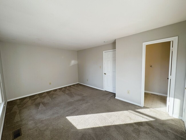 Building Photo - Great Neck area Townhome, Available Now!