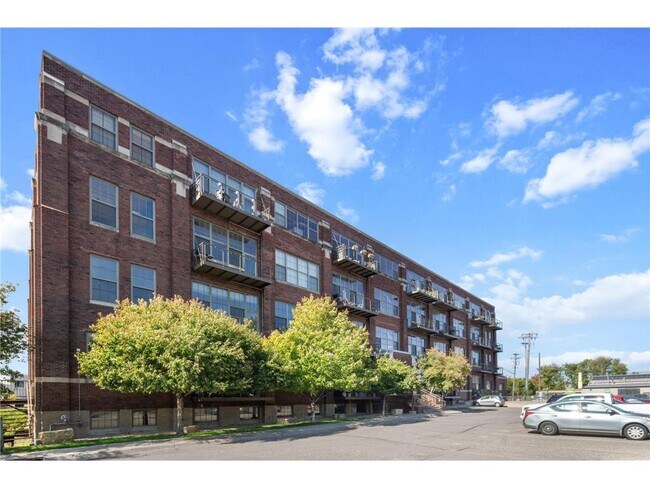 Building Photo - 1901 E Hennepin Ave