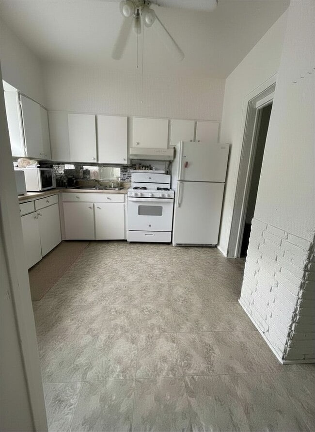 Building Photo - Spacious 3 bedroom, 1 bathroom House