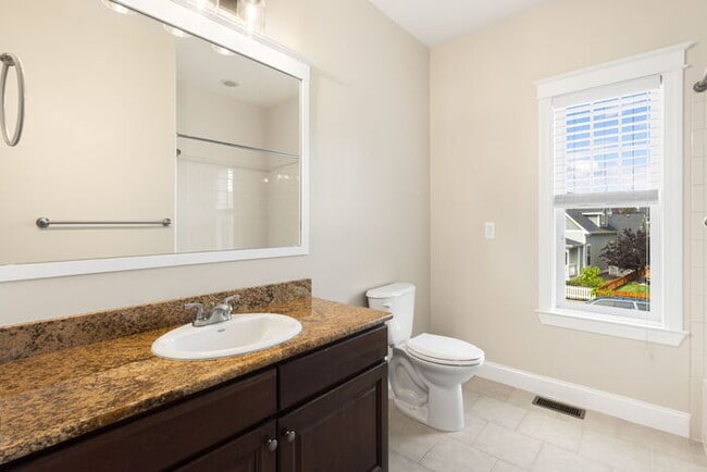 Building Photo - Spacious, modern 5 bed 4 bath home
