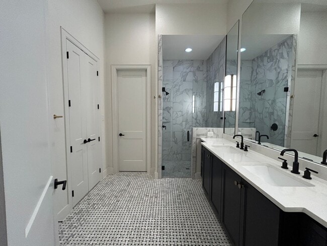 Building Photo - Town Creek CONDO! Large Balcony / Fridge, Washer, Dryer Included / Garage / NBISD