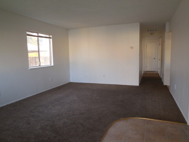 Building Photo - 3 Bedroom / 1.5 Bath House