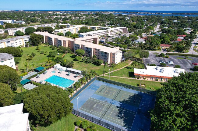 Building Photo - 230 NE 26th Ave