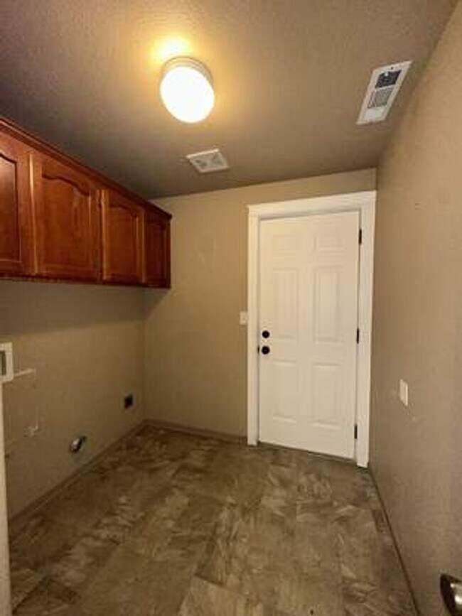 Building Photo - Dog Friendly Property!