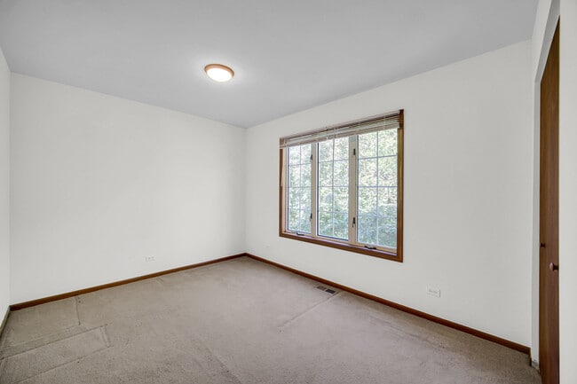 Building Photo - 1214 S Parkside Dr