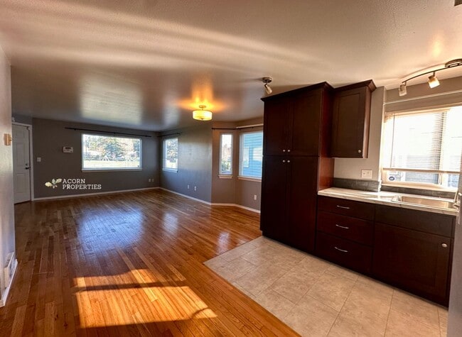 Building Photo - 537 NE Ellis Way