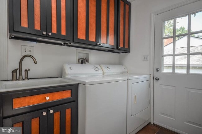 Building Photo - 3313 W Coquelin Terrace