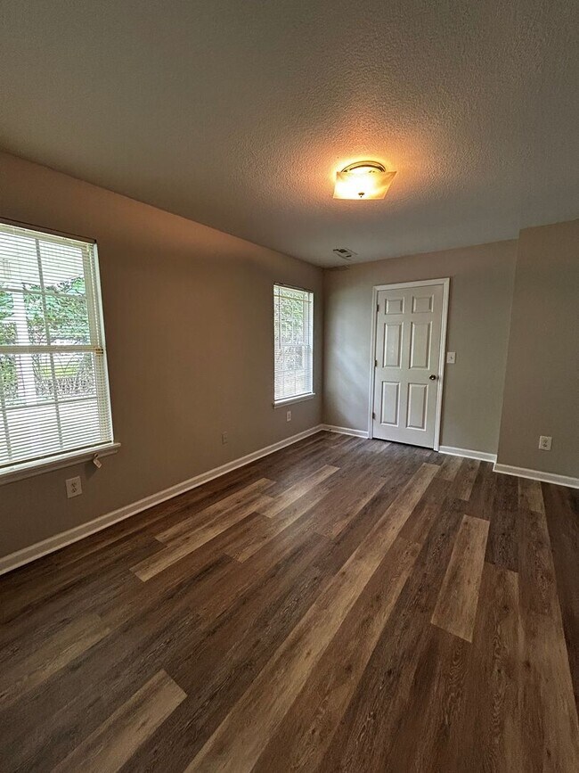 Building Photo - Charming 2 Bed, 1 Bath, 1 Car Garage, Cove...