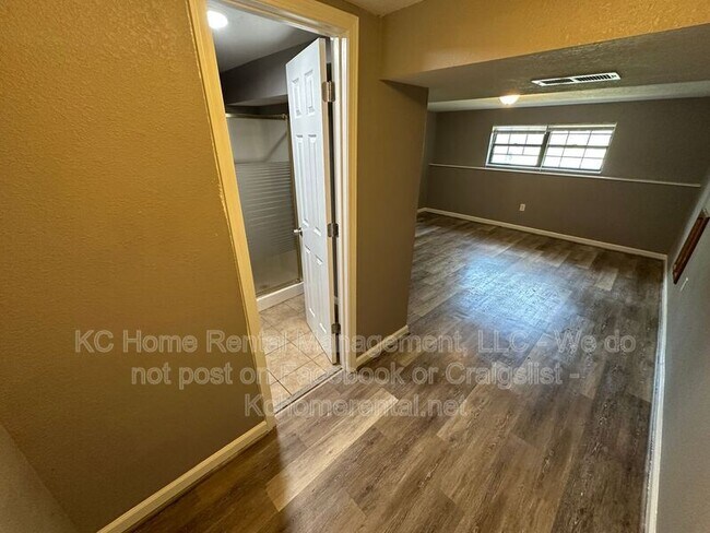 Building Photo - 424 NE Lakeview Dr