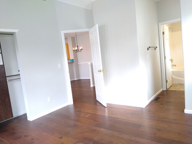 Building Photo - Stunning Highlands Ranch Townhome