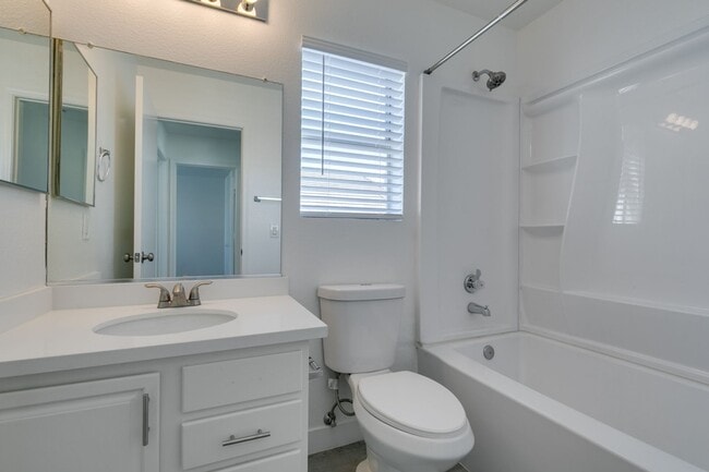 Building Photo - NORTH SHORES REFRESHED 2 STORY HOME WITH FIREPLACE AND LARGE BACKYARD