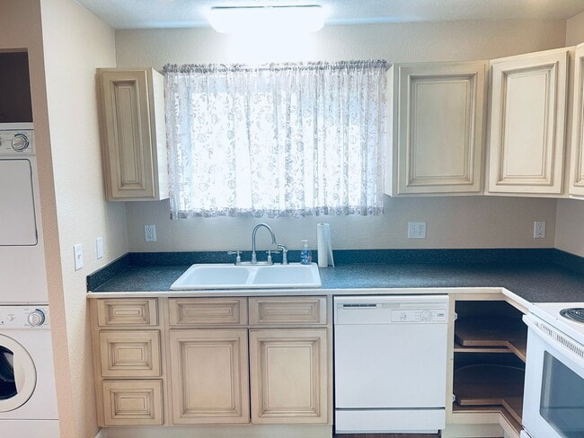 Building Photo - Charming 2-Bedroom in Candler with Large Y...