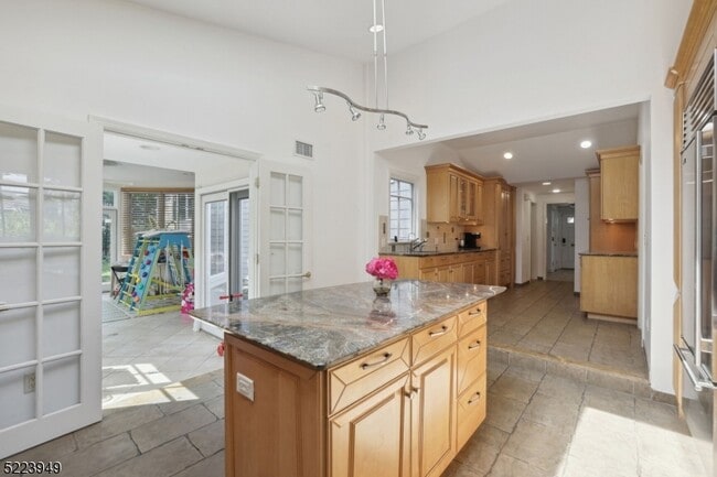 Building Photo - 24 Thackeray Dr