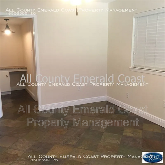 Building Photo - 105 Country Club Dr