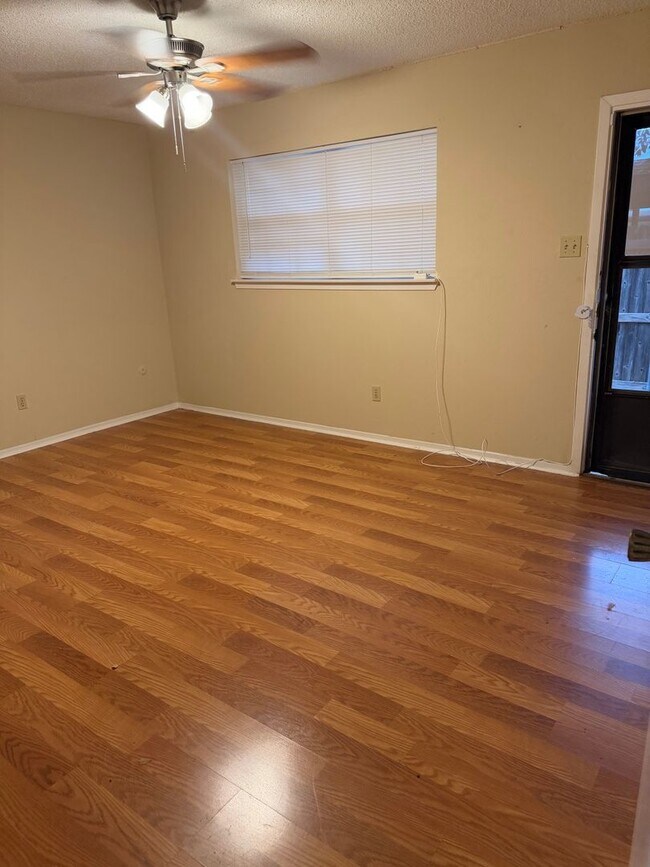 Building Photo - Centrally Located 1 Bedroom Unit