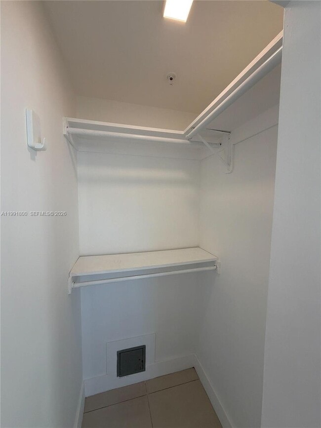 Building Photo - 829 SW 18th Ave