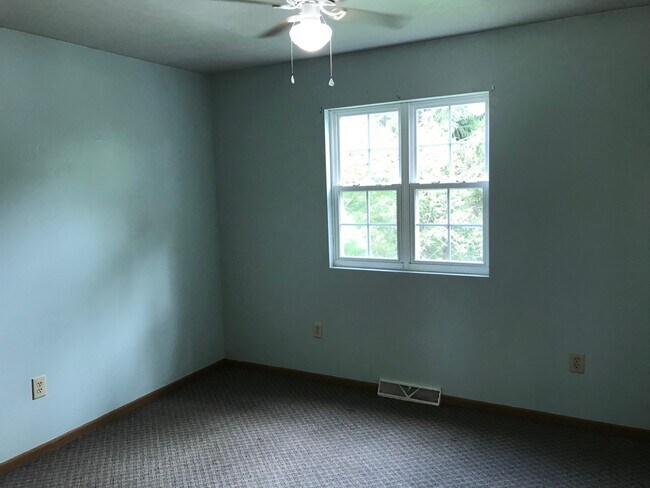 Building Photo - 204 Cherry St