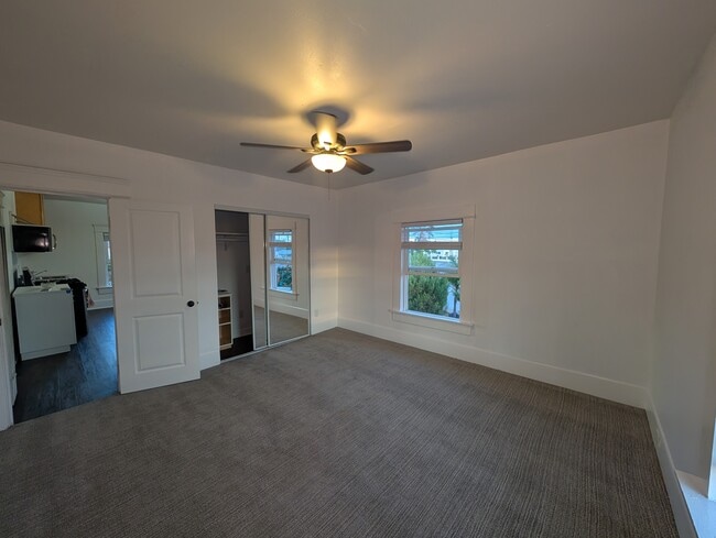 Building Photo - 208 D Ave