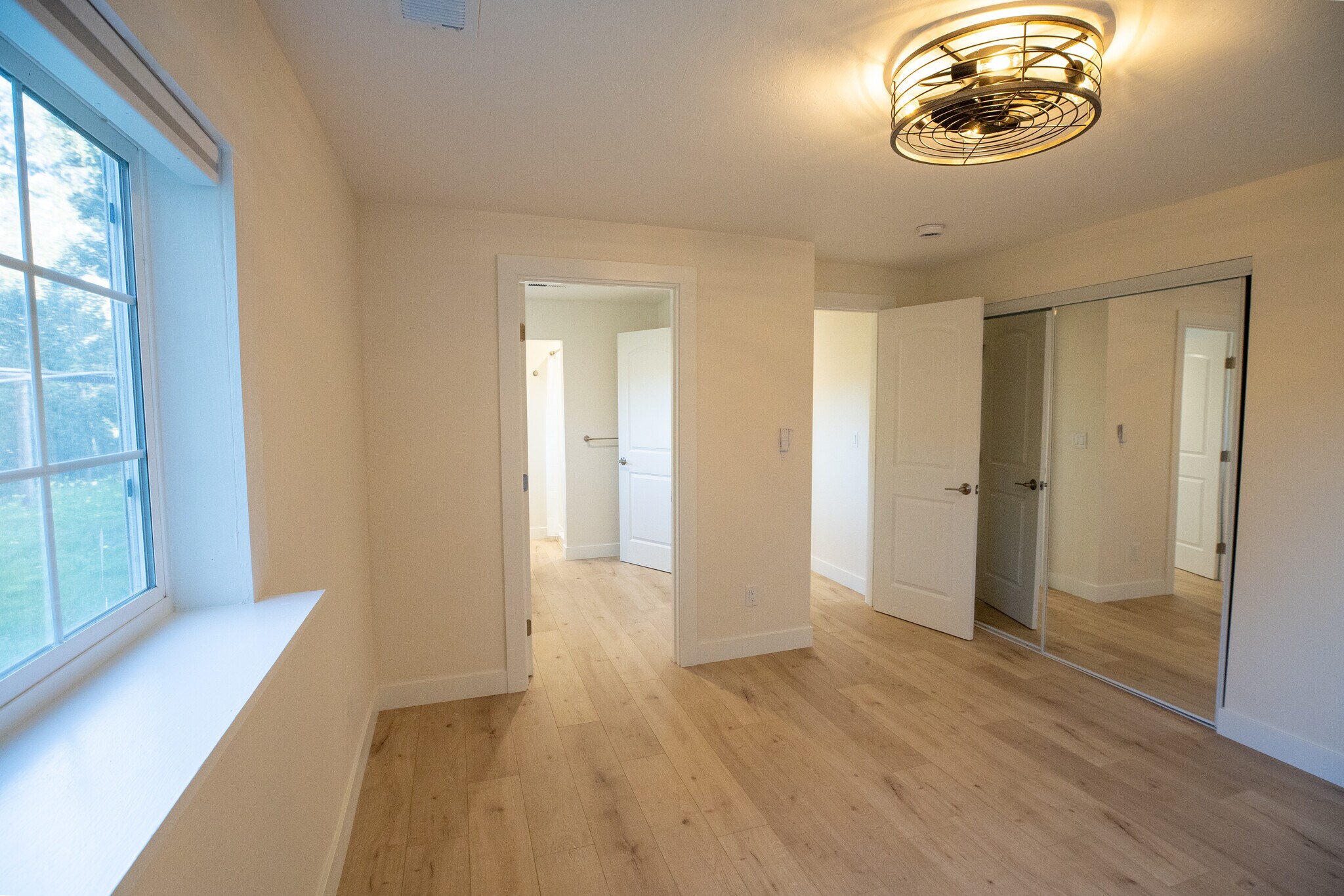 Building Photo - 384 Crazy Horse Canyon Rd