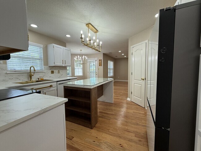 Building Photo - Newly Renovated Modern Home