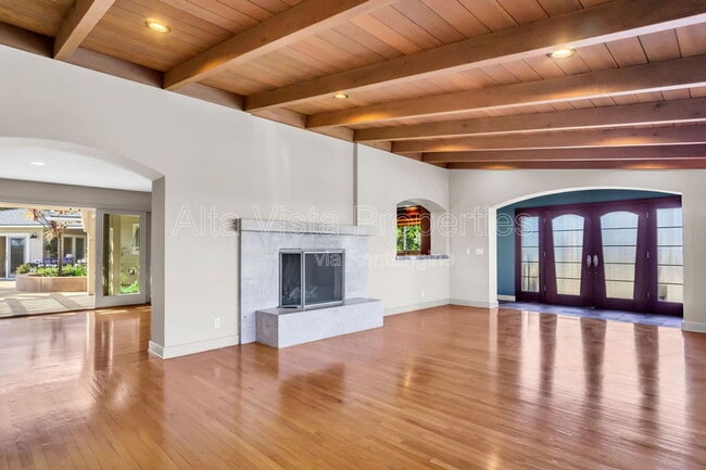Building Photo - 5940 La Jolla Mesa Dr