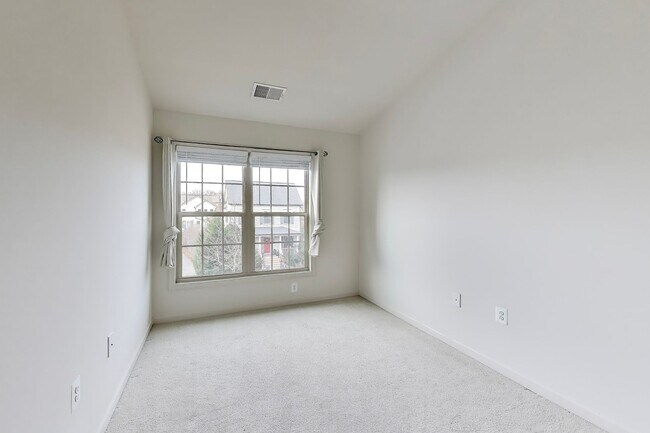 Building Photo - Beautiful Garage Townhouse in Poplar Run - Minutes to Glenmont METRO & I-200!