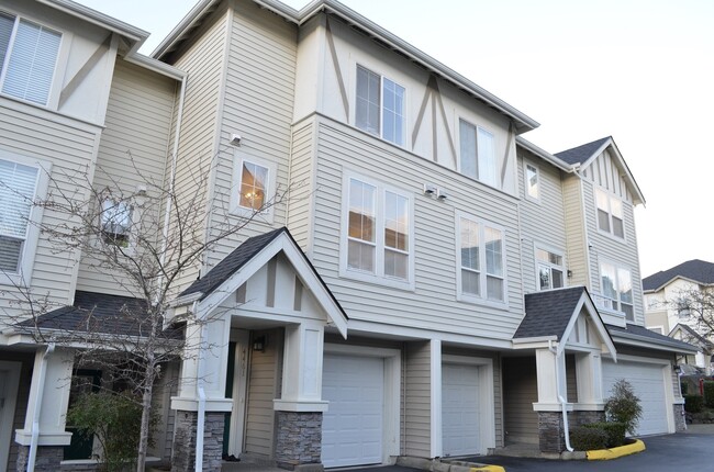 Building Photo - Lovely 3 story townhome in Klahanie neighb...