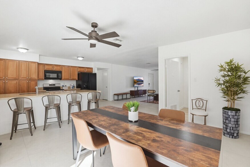 Building Photo - 313 E Riviera Dr