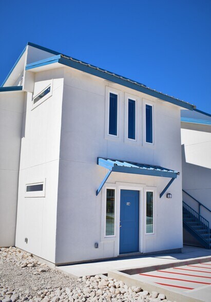 Corner unit 1A - 135 Colorado St