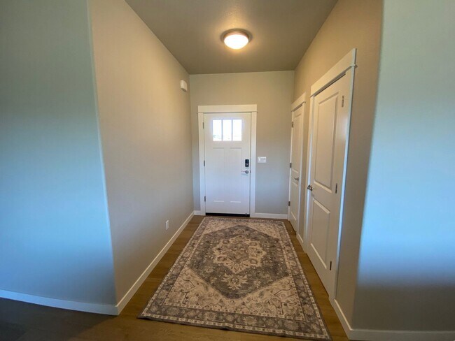 Building Photo - Beautiful 3 Bedroom House in Sutherlin!