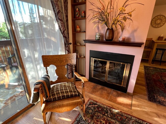 Building Photo - Fully Furnished 2 Bedroom Condo w/ All Uti...