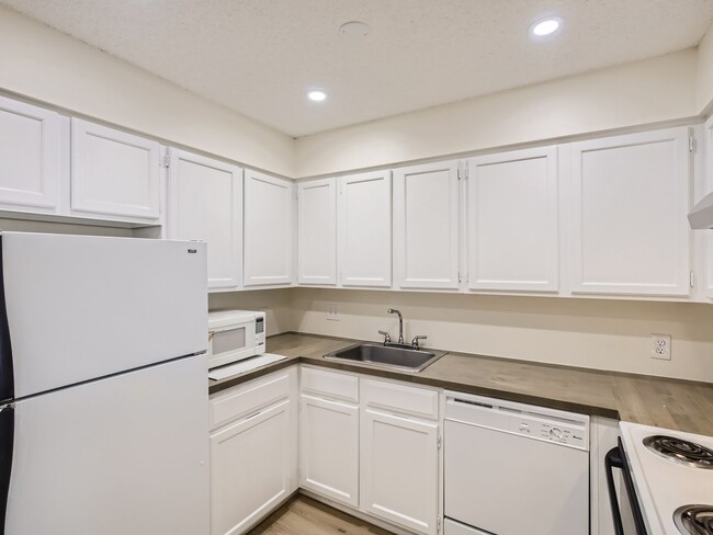 Building Photo - Stunning 1 bedroom 1 Bathroom in Lakewood!