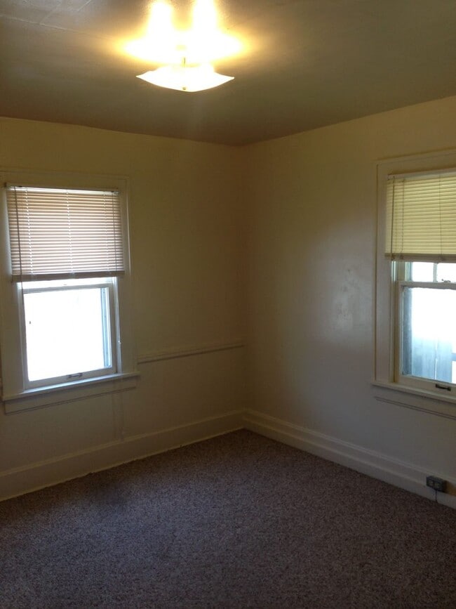 Building Photo - 3 bed, 1 bath house just steps from Missouri State University