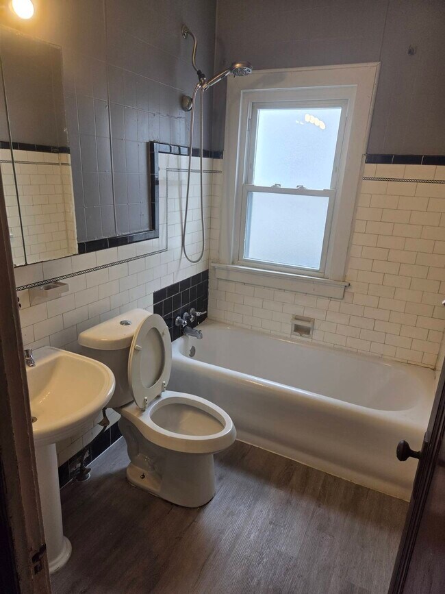 Building Photo - 4004 E 147th St