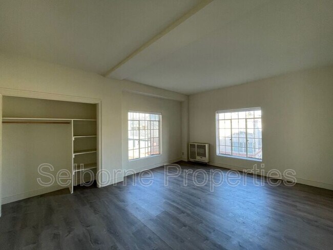 Building Photo - 2501 Ivy Dr