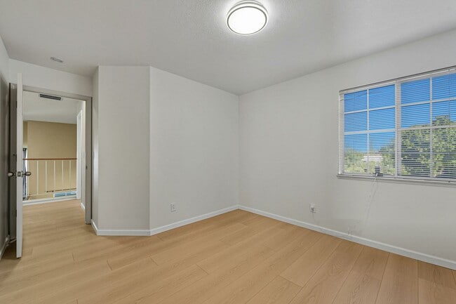 Building Photo - Updated Family Spacious Home w/ Fenced in ...