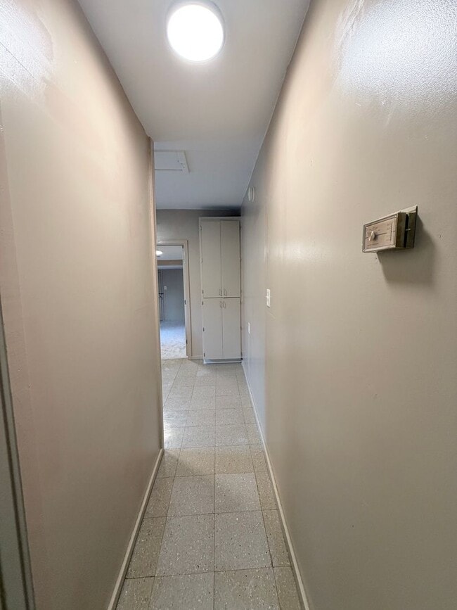 Building Photo - Updated 2 bed 1 bath